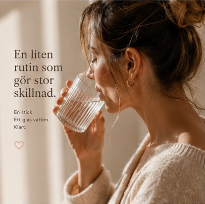 Kvinna dricker ett glas vatten